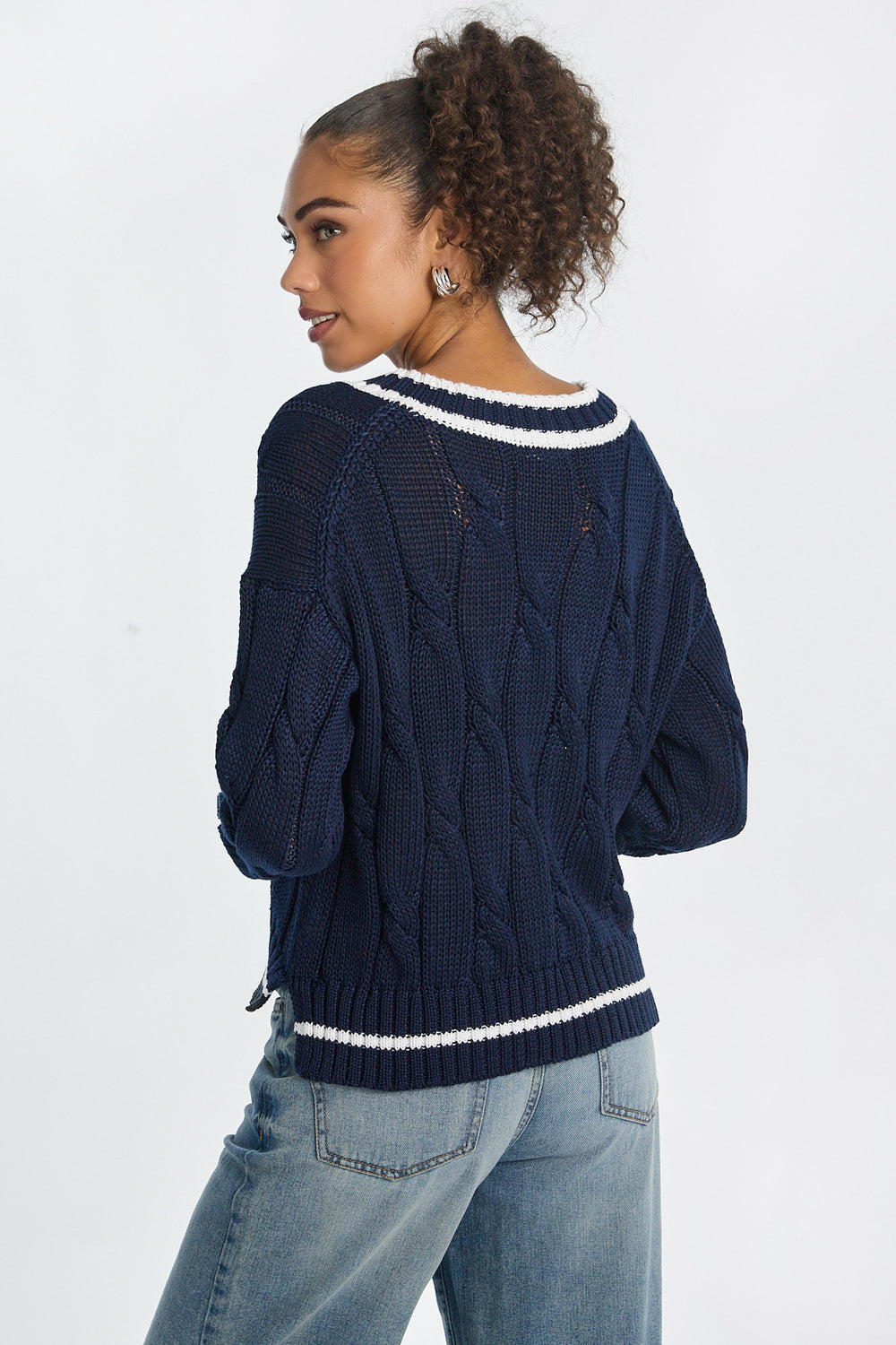 Chandail surdimensionné à col en V en tricot torsadé AERO Chandail surdimensionné à col en V en tricot torsadé AERO