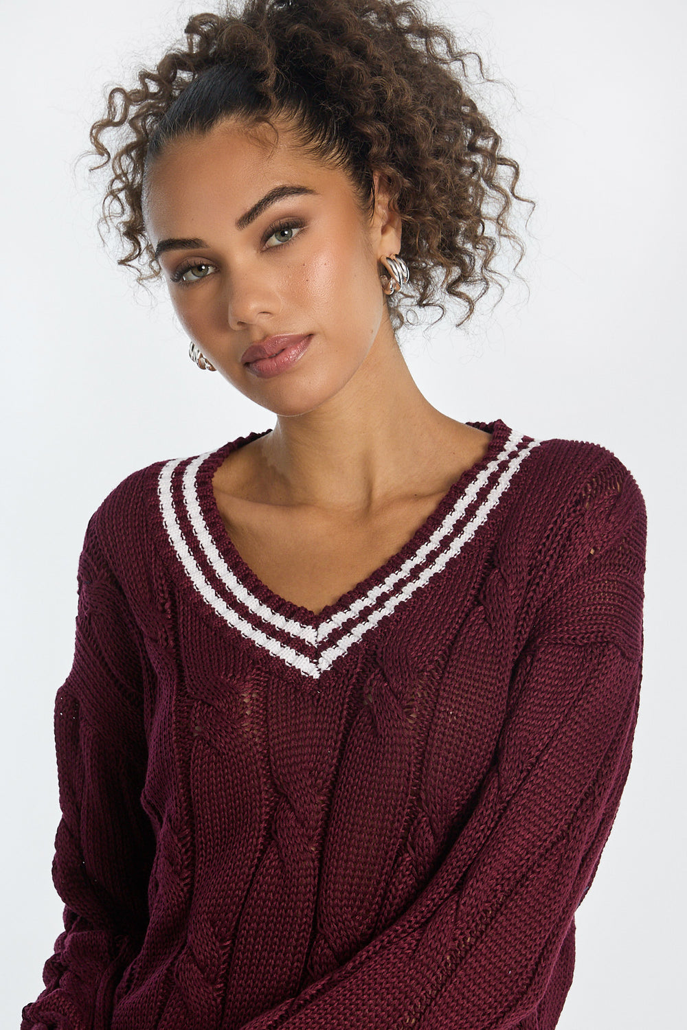 Chandail surdimensionné à col en V en tricot torsadé AERO Chandail surdimensionné à col en V en tricot torsadé AERO