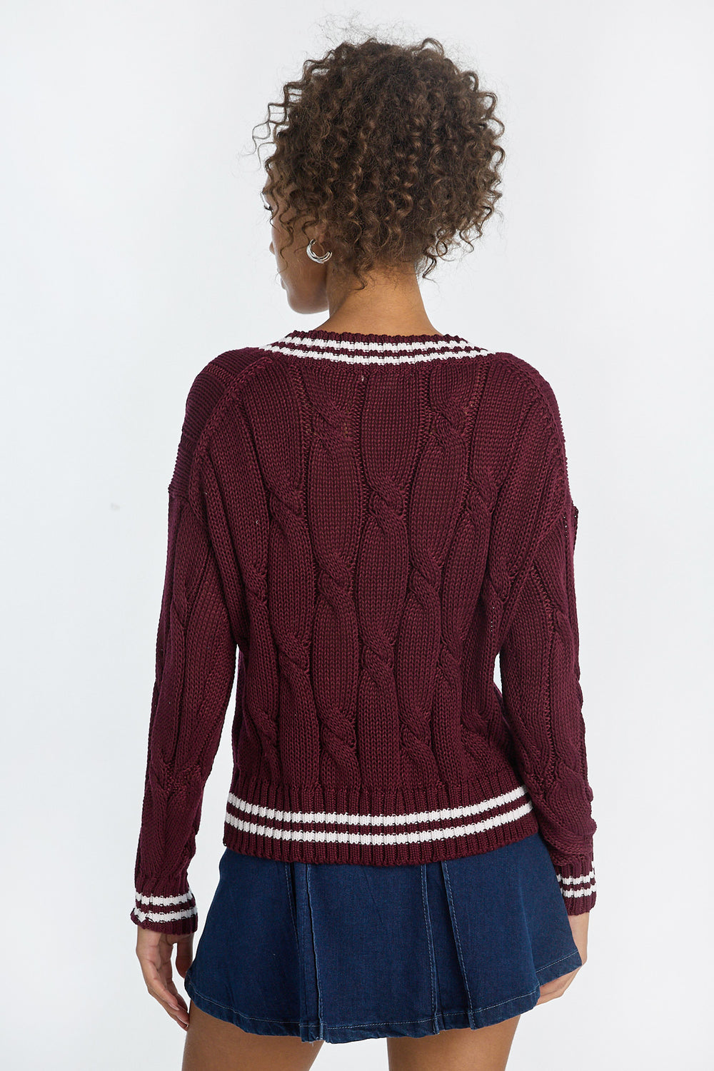 Chandail surdimensionné à col en V en tricot torsadé AERO Chandail surdimensionné à col en V en tricot torsadé AERO