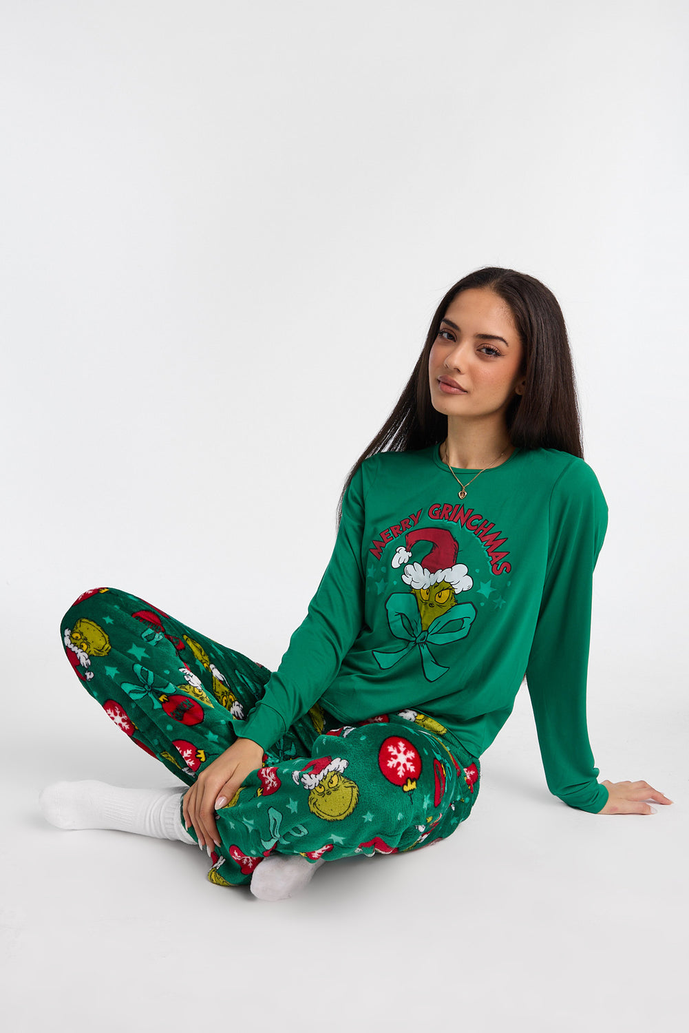 Ensemble de pyjama 2 pièces imprimé Merry Grinchmas Ensemble de pyjama 2 pièces imprimé Merry Grinchmas