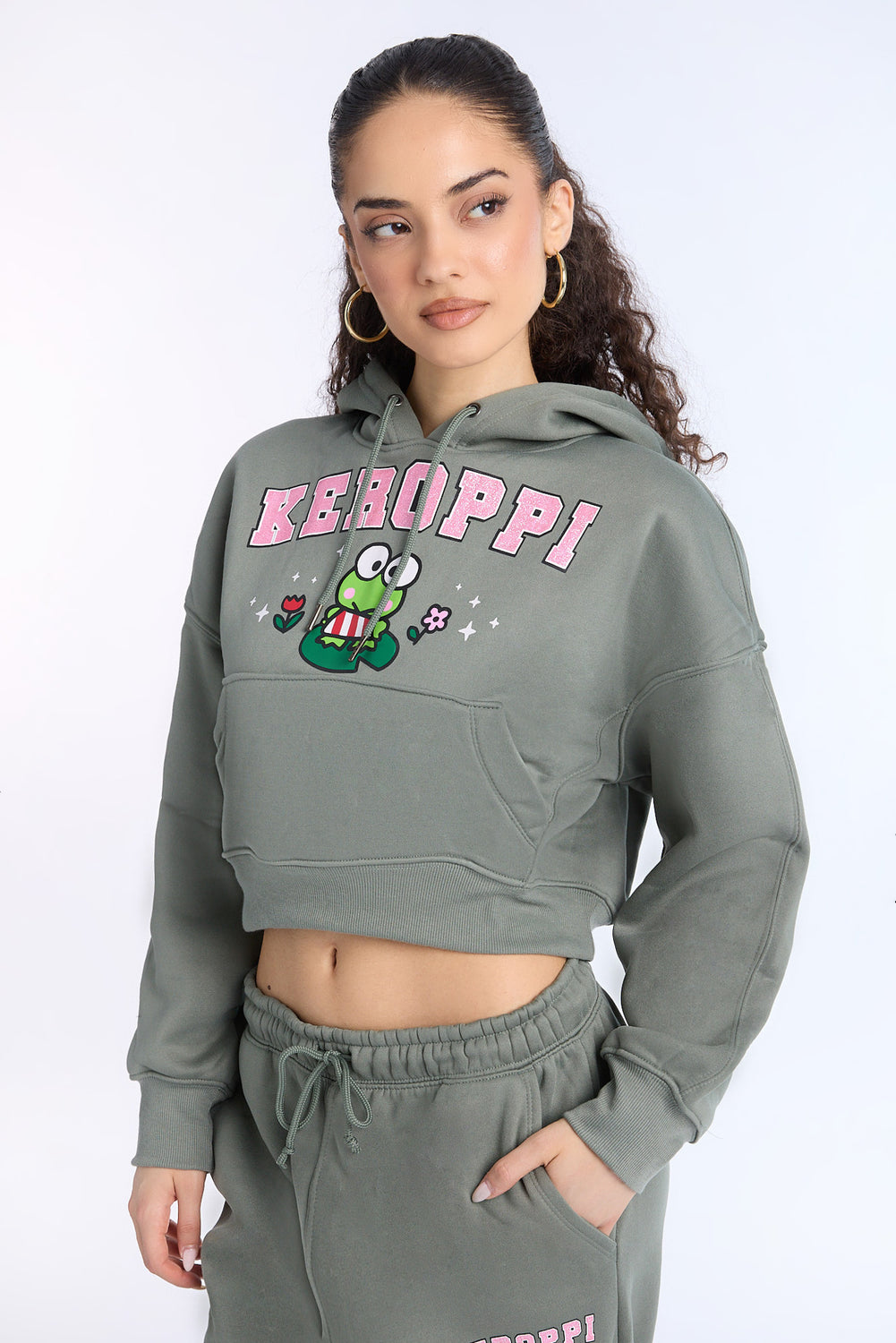 Haut à capuchon à coupe courte imprimé Keroppi Haut à capuchon à coupe courte imprimé Keroppi - West49