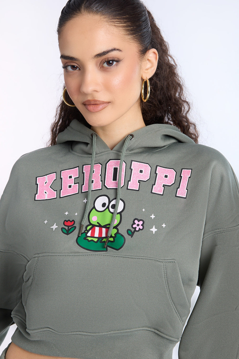 Haut à capuchon à coupe courte imprimé Keroppi Haut à capuchon à coupe courte imprimé Keroppi - West49