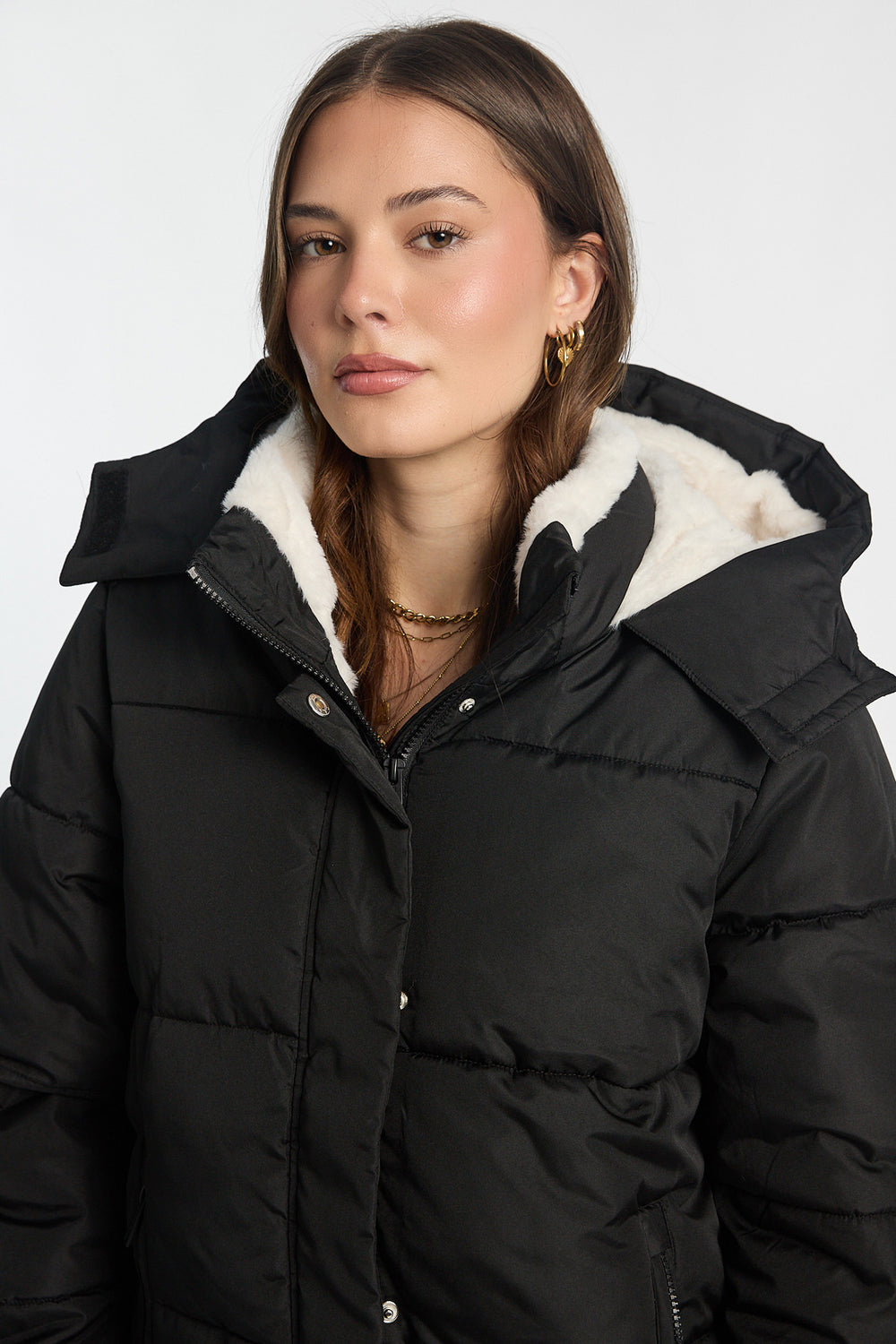 Manteau matelassé mi-long doublé de fausse fourrure Manteau matelassé mi-long doublé de fausse fourrure