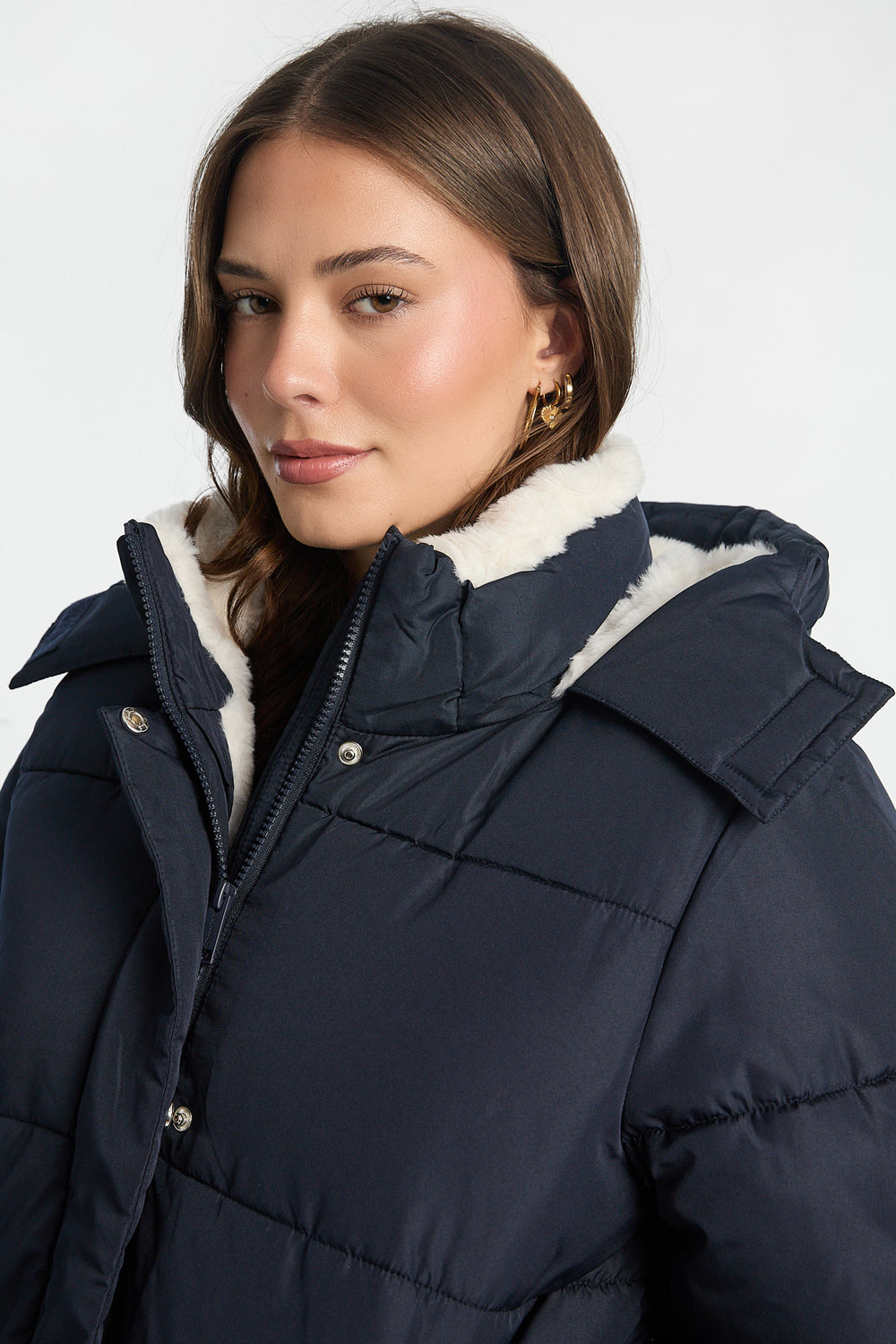 Manteau matelassé mi-long doublé de fausse fourrure Manteau matelassé mi-long doublé de fausse fourrure