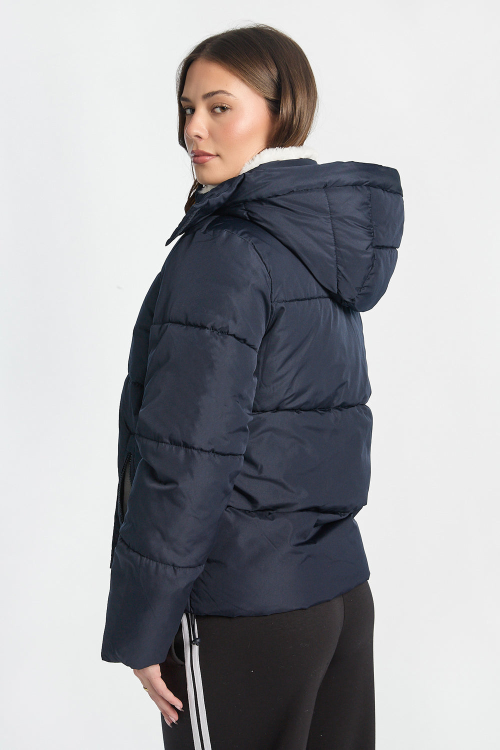 Manteau matelassé mi-long doublé de fausse fourrure Manteau matelassé mi-long doublé de fausse fourrure
