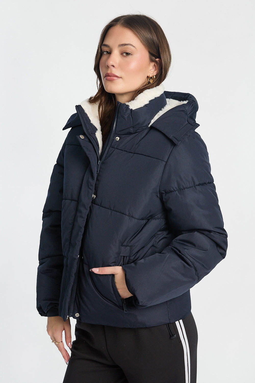 Manteau matelassé mi-long doublé de fausse fourrure Manteau matelassé mi-long doublé de fausse fourrure