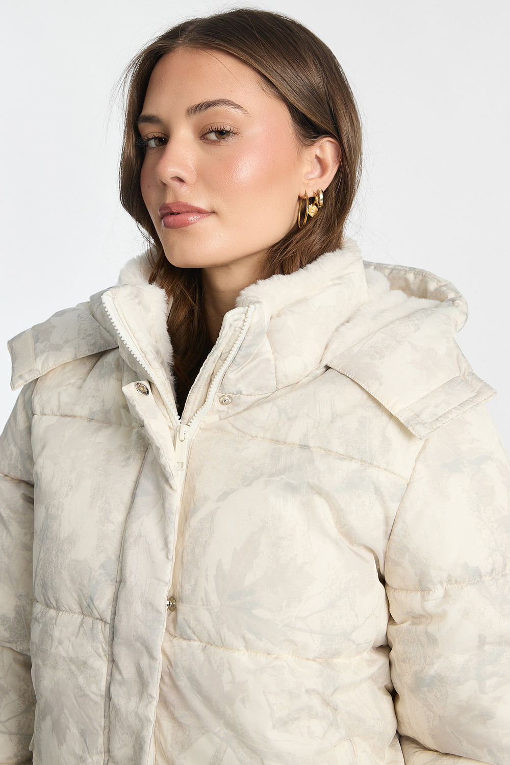Manteau matelassé mi-long doublé de fausse fourrure Manteau matelassé mi-long doublé de fausse fourrure